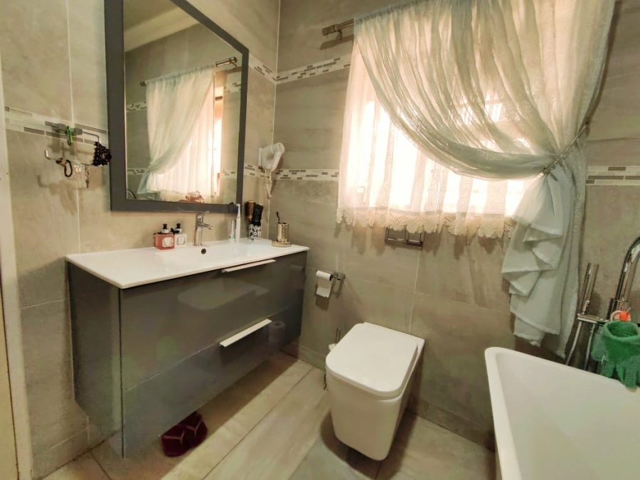 4 Bedroom Property for Sale in Grimbeeck Park North West